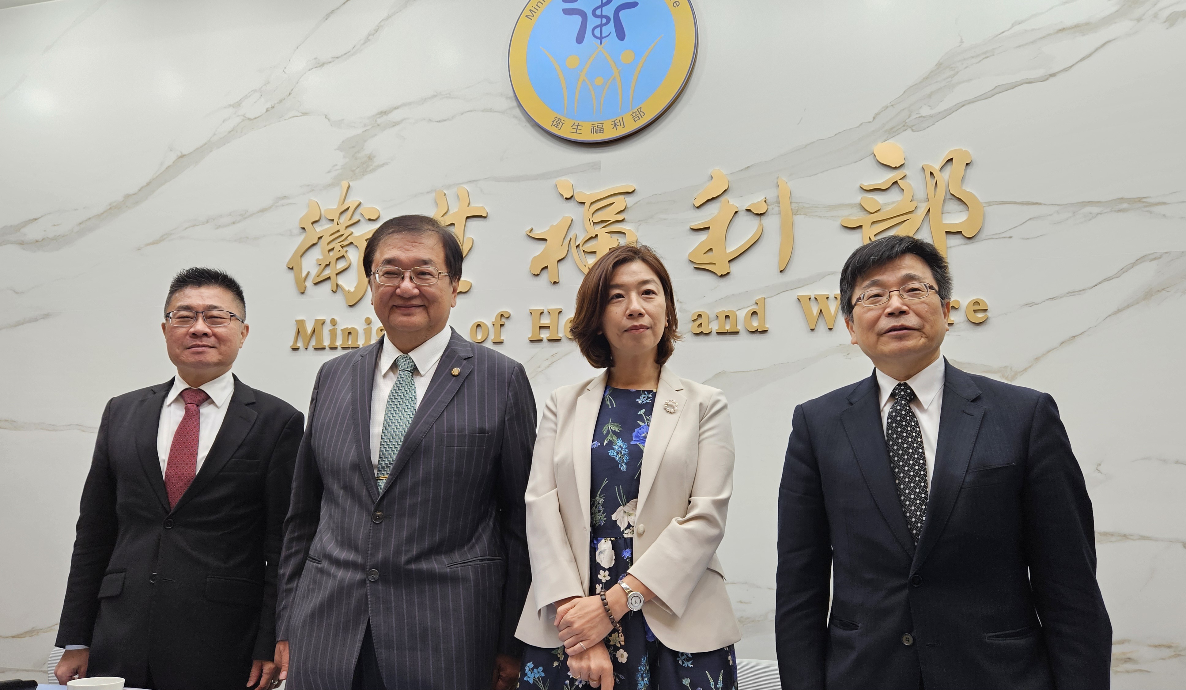 邱泰源(左2)籲台灣更團結，爭取更多友誼，盼能參與WHA。(劉品希 攝)