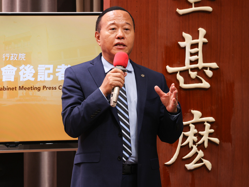 中共啟動對台軍演，國防部軍政副部長柏鴻輝（圖）23日出席行政院會後記者會時表示，相比時任美國聯邦眾議院議長裴洛西訪台時的軍演，此次演習應是想表達地區主控權。 (圖：中央社)