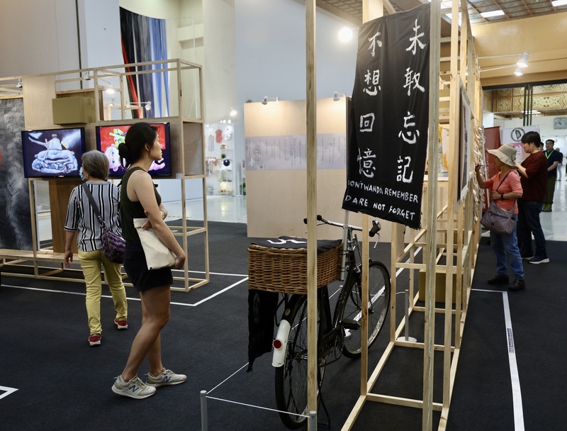 「生死存忘：六四35週年藝術展」目前正在台北中正紀念堂展出，邀請18名來自世界各地藝術家參展，人權、言論自由、藝術自由與政治壓迫都是展覽探討焦點。(圖：中央社)