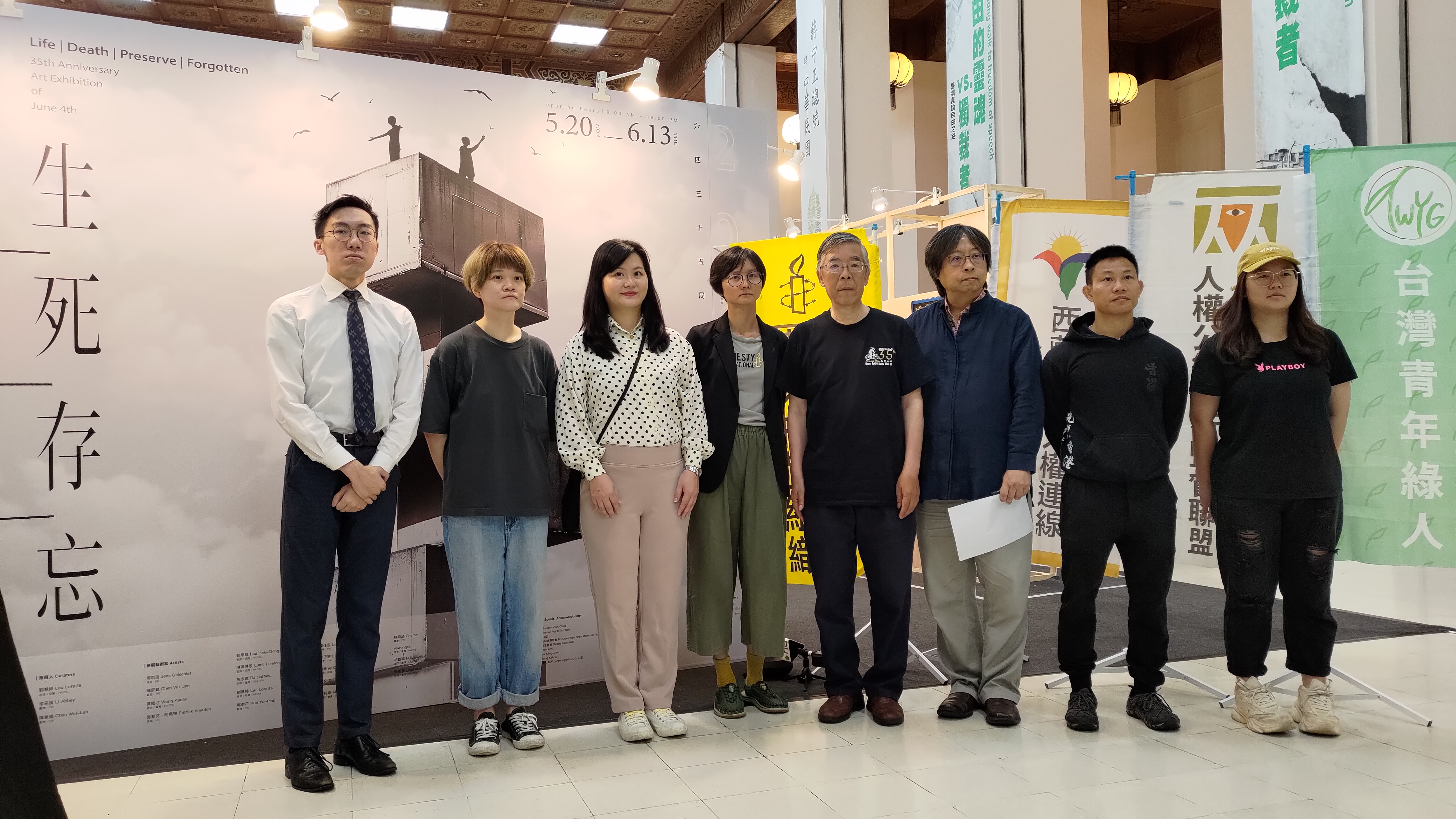 華人民主書院協會在六四35週年藝術展展場，舉辦六四晚會宣傳活動。(程寬仁 攝)