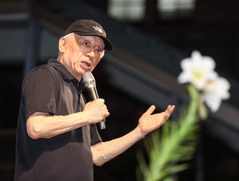 立法院會24日續審國會職權修正相關法案，抗議行動晚間持續在立法院外圍舉行，聯電創辦人曹興誠也到場宣講。(圖：中央社)