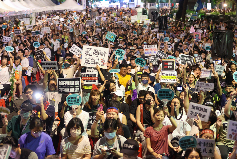 立法院會24日處理國民黨、民眾黨所提國會職權相關修法時，數以萬計的民眾晚間聚集在立法院周邊道路表達抗議。 (資料照片：中央社)