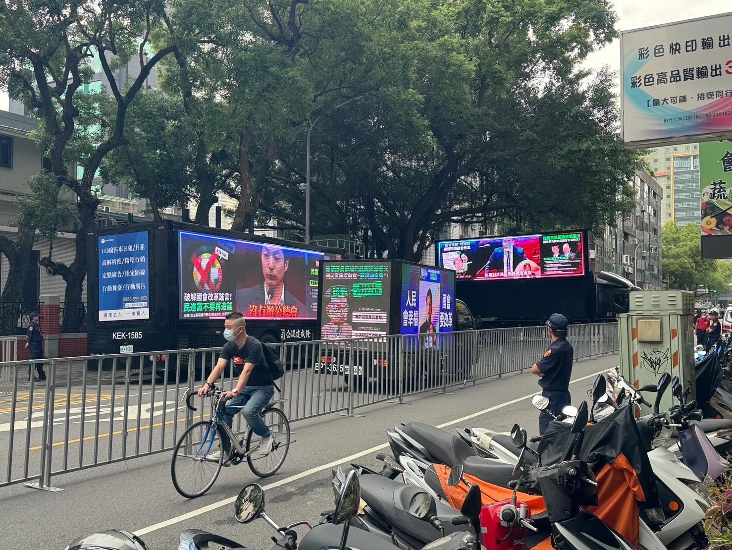 贊成國會職權法修法的藍營人士，在青島東路另一端放置大型卡車，並傳出醞釀傍晚集結。（Threads/@ktcho_0410)