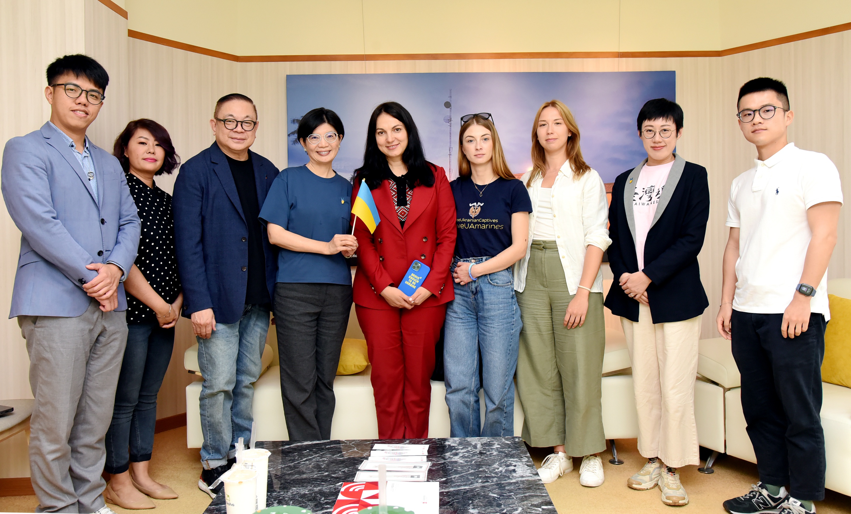 國際烏克蘭勝利中心(ICUV)聯合創始人霍普科(中)今天拜會中央廣播電臺，針對烏克蘭情勢交換意見並接受訪問。(圖：RTI)
