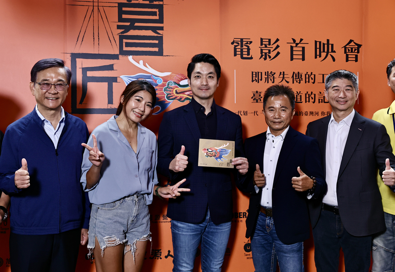 紀錄片「暮匠」25日下午在台北大直美麗華影城舉辦首映會，台北市長蔣萬安(圖中)應邀出席，會前與導演林佳儒(左2)、台北市教育局長湯志民(左)、旭源營造董事長朱東輝(右2)、國民黨台北市議員陳炳甫(右)等人合影留念。(圖：中央社)