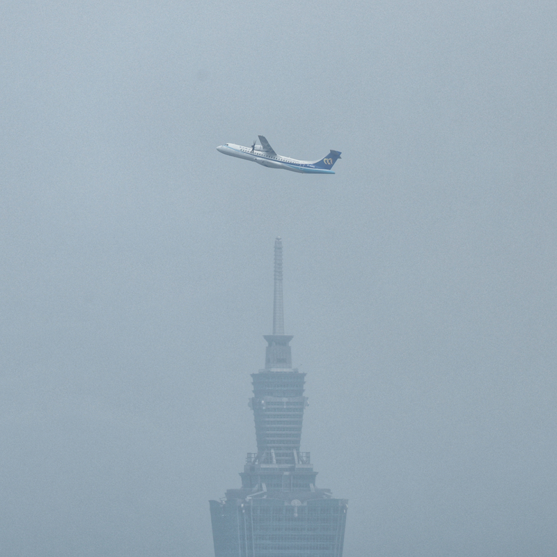圖為從台北松山機場起飛航班恰好與台北地標101大樓同框。示意圖。 (圖：中央社)