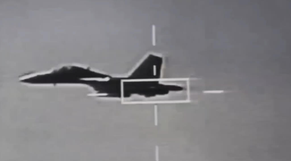 中共對台軍演，國防部24日發布空軍監控共軍殲16型機畫面。（國防部提供）