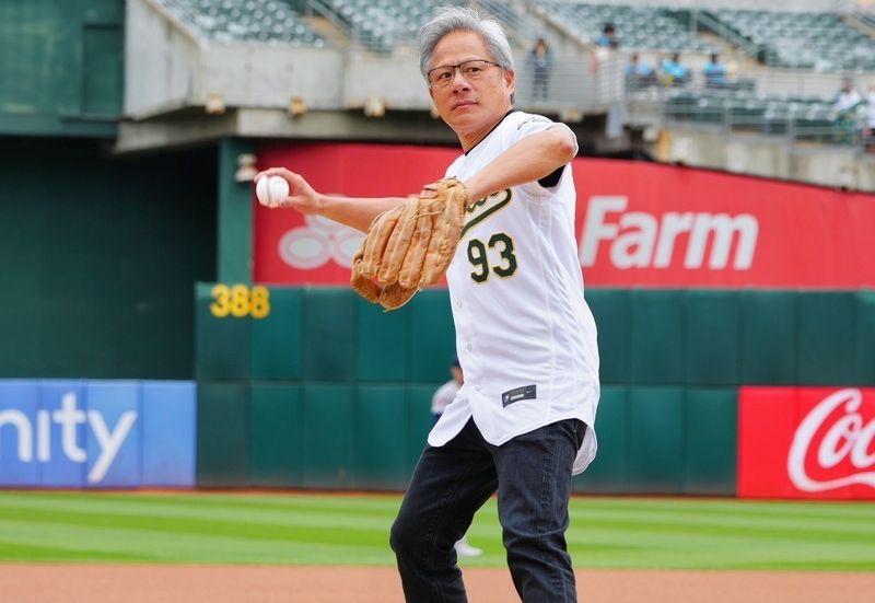 輝達執行長黃仁勳天為「舊金山台灣日」獻上人生開球處女秀。（主辦單位提供） (圖：中央社)