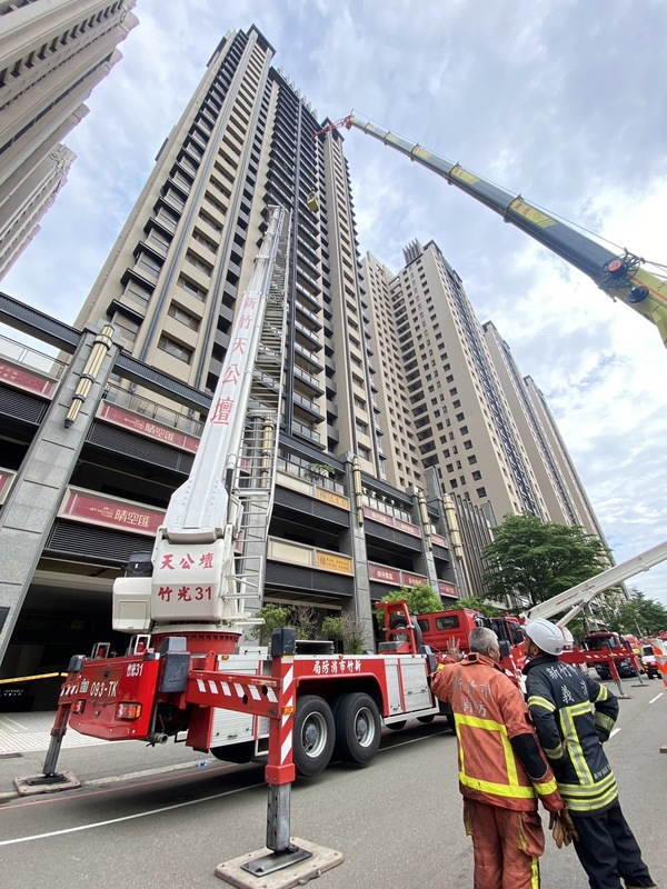 新竹市26日晚間發生集合住宅火警，造成2名消防員殉職。(圖：中央社)