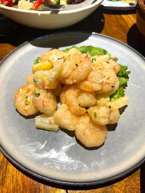 鳳梨蝦球，是台式熱炒的經典菜之一。中央社記者陳家倫河內攝  113年5月27日 (圖：中央社)