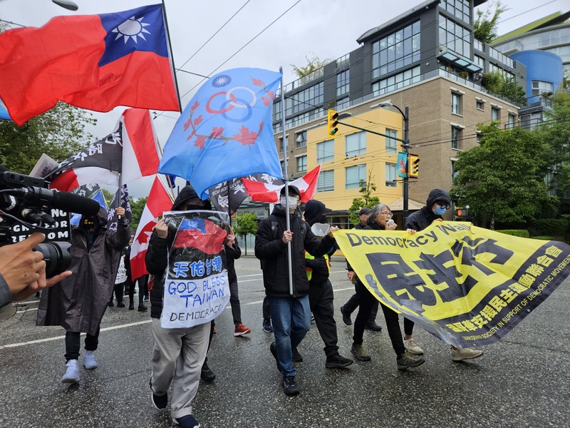 一年一度溫哥華紀念六四「民主行」活動，今年充滿濃濃的台灣元素，眾人在悼念六四、譴責中共暴政之時，特別呼籲台灣莫讓中共操弄，失了自由人權。 (圖：中央社)