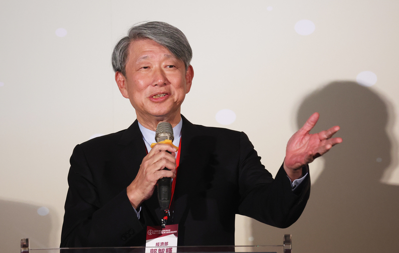 全國商業總會「第12屆理監事及顧問頒證典禮」27日晚間在台北舉行，經濟部長郭智輝出席並上台致詞。(圖：中央社)