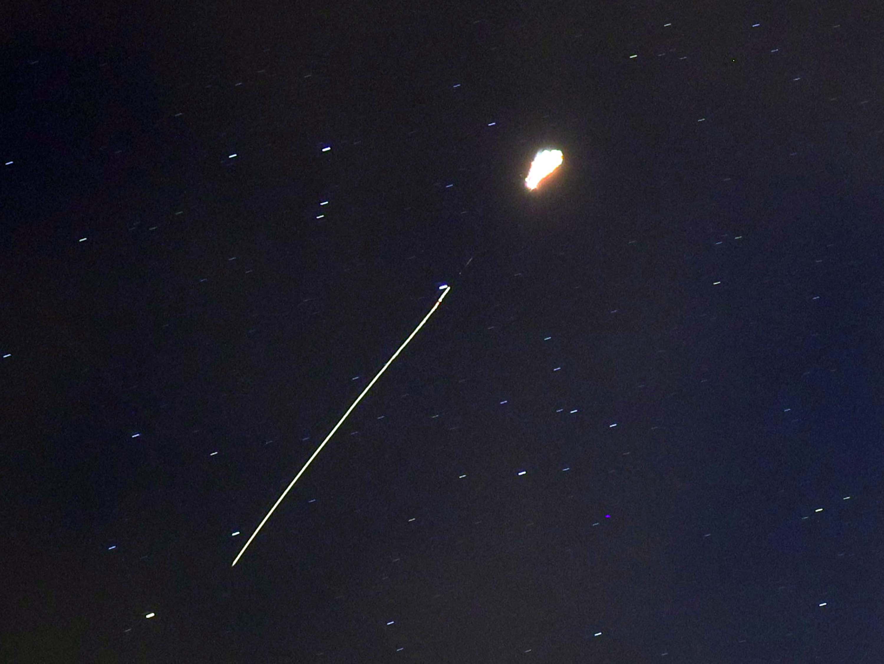 北韓27日將一枚不明物體朝西南部外海發射升空。(AFP)