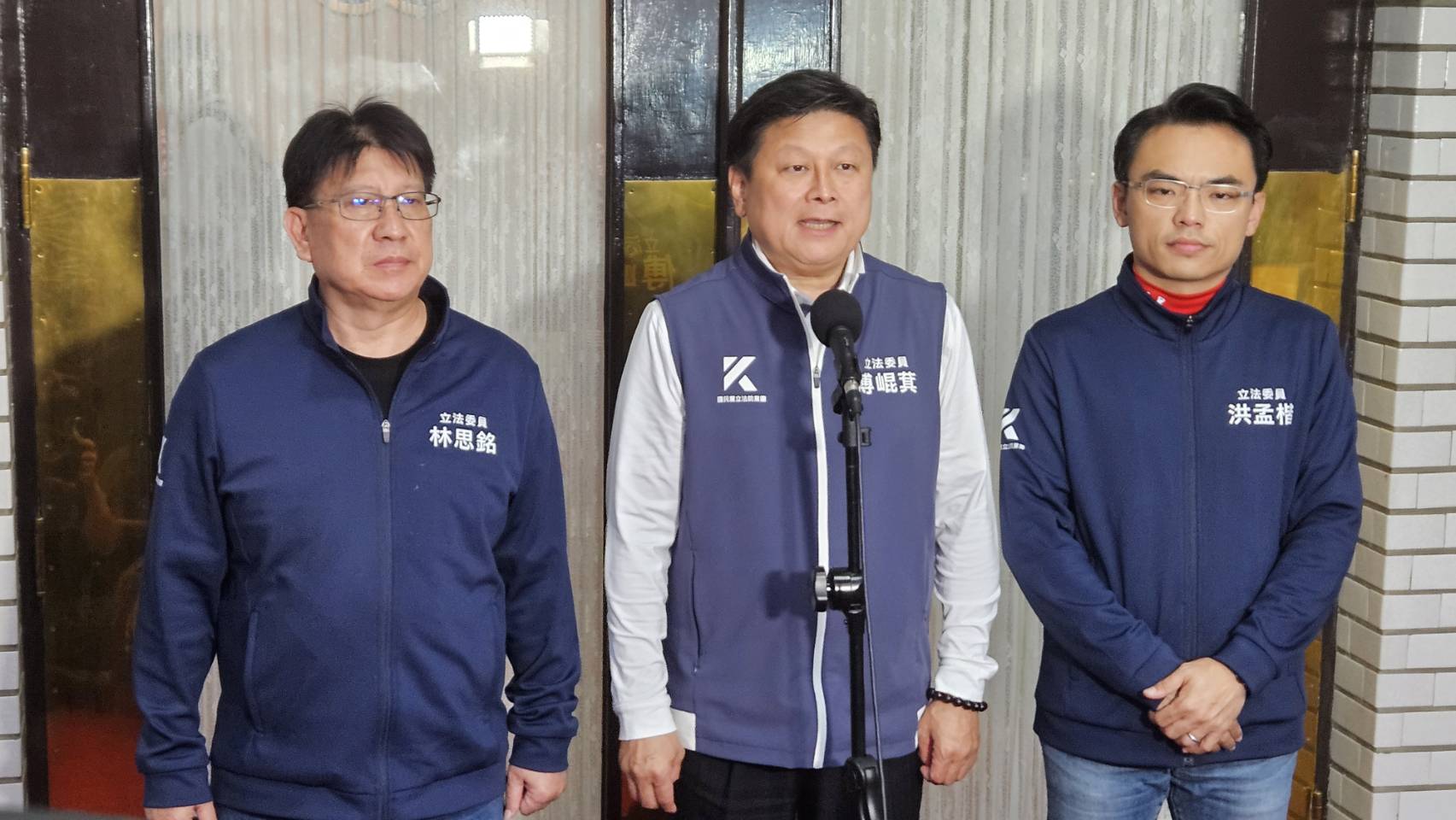 國民黨團三長在立法院職權行使法修正三讀通過後表示陽光將因此照進國會。(歐陽夢萍 攝)