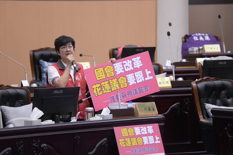 立法院會28日續審國會職權修法相關法案，花蓮縣議會無黨籍政團總召集人楊華美（圖）要求訂定「藐視議會罪」，提出縣府官員備詢，不得「應出席而未出席、反質詢、說謊、拒絕提供資料、隱匿資訊」。 (圖：中央社)