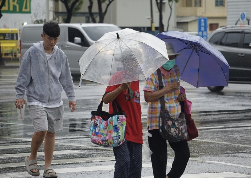 今天(2日)降雨機率更高，慎防大雨及局部豪雨。(資料照/中央社)