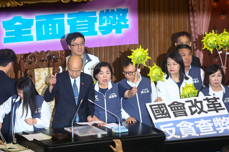 立法院會28日三讀修正通過立法院職權行使法部分條文，立法院長韓國瑜(前左2)敲下議事槌。(圖：中央社)