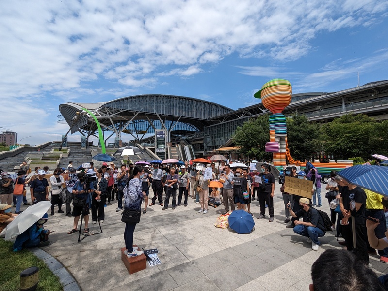 國會職權修法掀起立法院政黨攻防，有民團28日在台中發起2場「青鳥行動」抗議，其中台鐵台中站前。(圖：中央社)