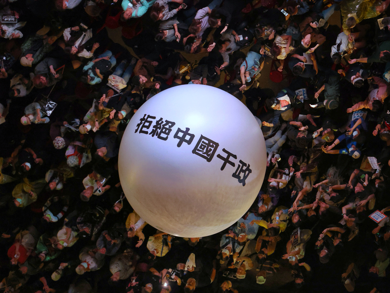 立法院會28日三讀修正通過立法院職權行使法部分條文，場外民團發起「青鳥行動」，到場群眾高喊反對國會濫權、要求退回法案等訴求，也一起滾動拒絕中國干政的白球。(圖：中央社)