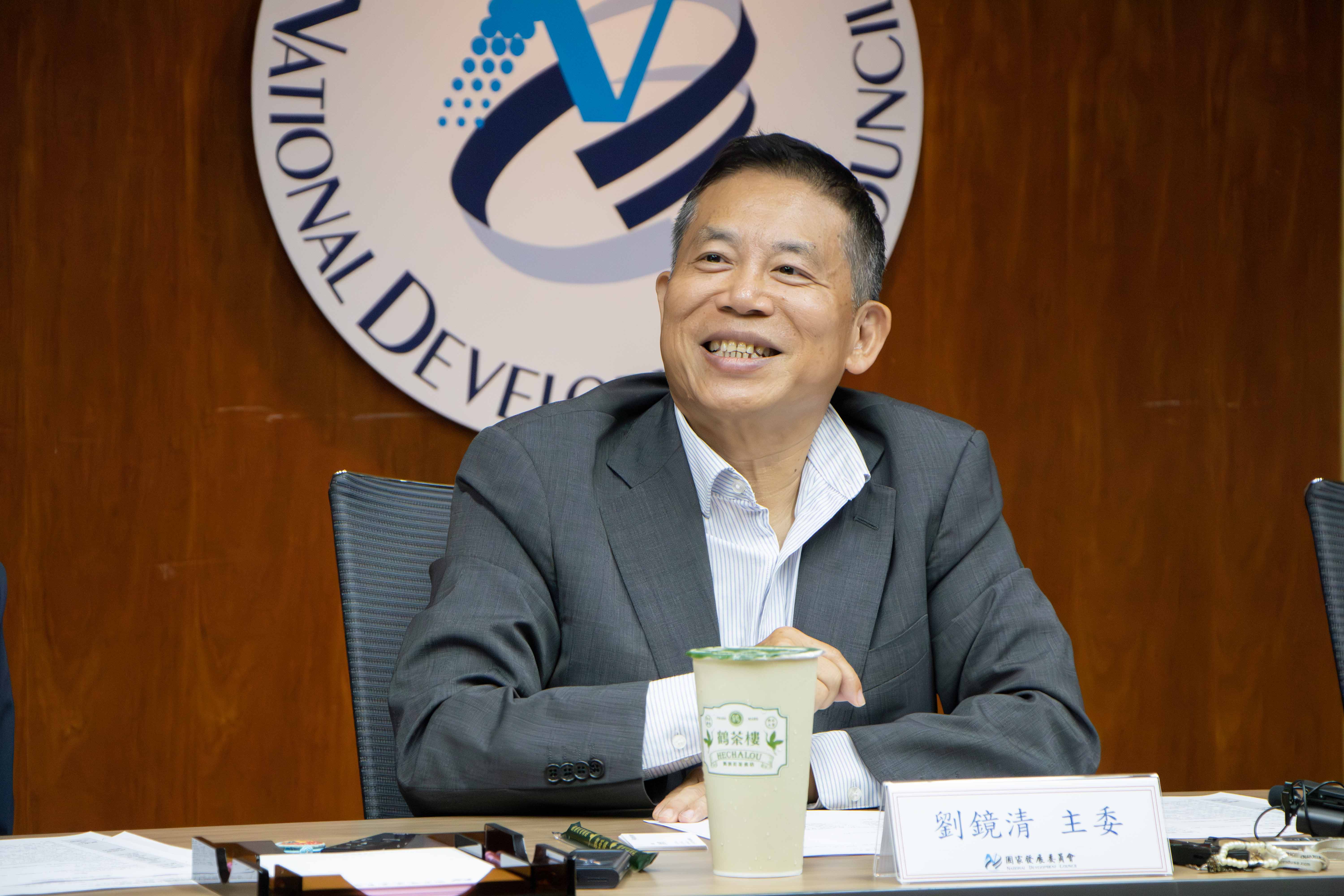 國發會主委劉鏡清30日指出，「數位牧民簽證」在最新修法中將變成「6+6」，最長可待1年。（國發會提供）