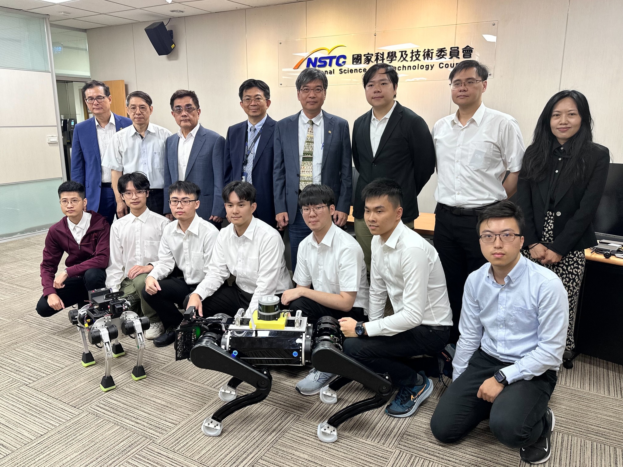 台大機械系教授郭重顯(後排右4)研究團隊在國科會支持下，成功打造台灣首創自主研發的AI機械狗。(謝佳興 攝)