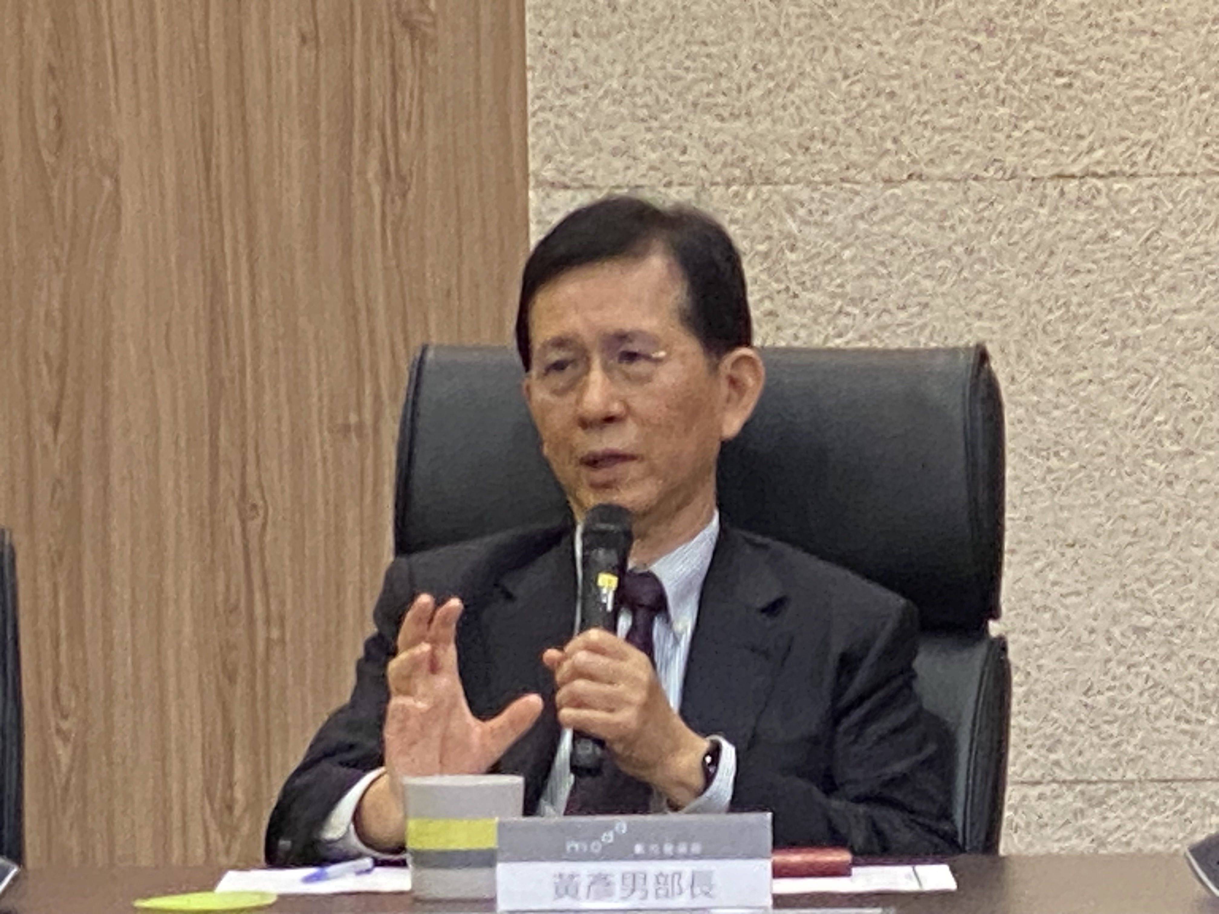數發部長黃彥男說明他上任後的一大施政重點，就是「建構數位經濟高速公路」，希望帶動台灣在2年後的數位經濟產值能夠突破新台幣1兆元！(吳琍君攝)