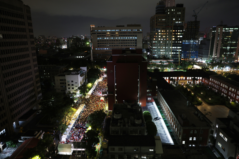 公民團體延續青鳥行動，周末前進新北辦集會。圖為立法院外5月28日晚間聚集抗議人潮。(資料照片/CNA)