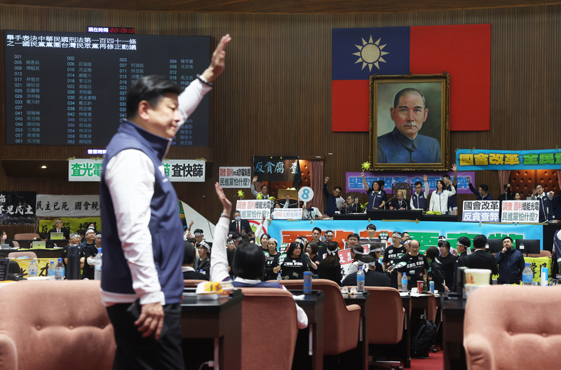 立法院會28日三讀修正通過立法院職權行使法、刑法部分條文等案，明定被質詢人藐視國會最高罰新台幣20萬元等關鍵條文。圖為立法院議場內立委舉手表決情形。 (圖：中央社)