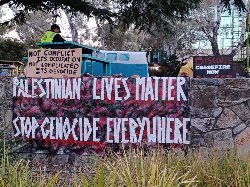 澳洲國立大學提出安全疑慮，要求支持巴勒斯坦的抗議學生撤離營地，抗議學生僅將示威帳篷移至校園其他地點，持續抗議行動。圖為113年5月28日攝。 (圖：中央社)