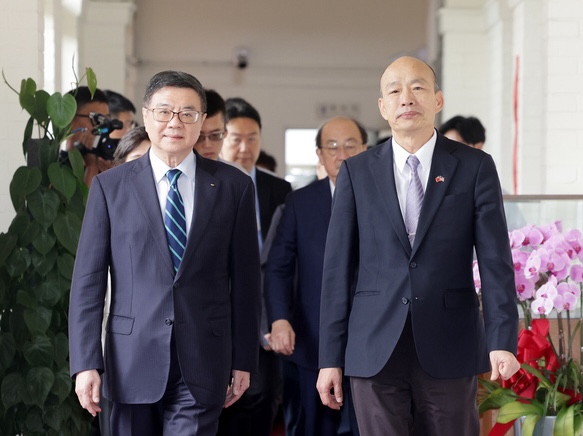 行政院長卓榮泰(前左)29日下午率行政團隊前往立法院拜會各黨團，以及立法院長韓國瑜(前右)，隨後舉行閉門會談。(圖：中央社)