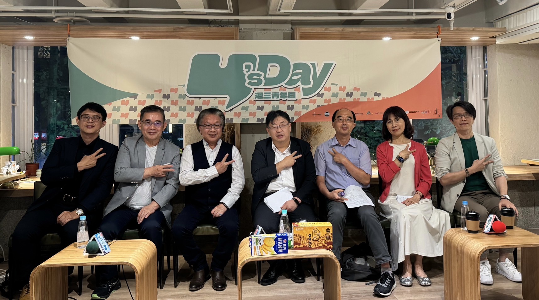 Y’s Day「週三青年日」29日以「影視音產業的靈魂拷問－著作權如何保護？AI的探勘與創作算侵權嗎？」為題探討新科技對智慧財產權的新挑戰。圖左至右：陳琮勛 高世樁 李瑞斌 胡博硯 陳秉訓 李敏 董思齊。（台灣智庫提供）