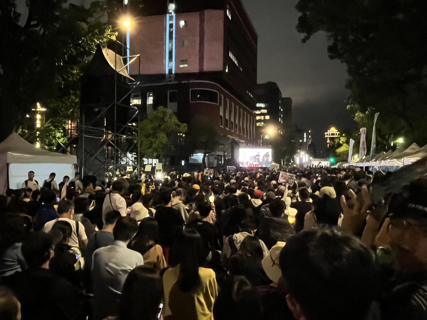 立法院會28日續審國會職權相關法案，場外抗議群眾持續集結表達嚴正抗議，天色愈來愈晚，群眾愈來愈多，已從濟南路外溢到中山南路。(陳林幸虹 攝)