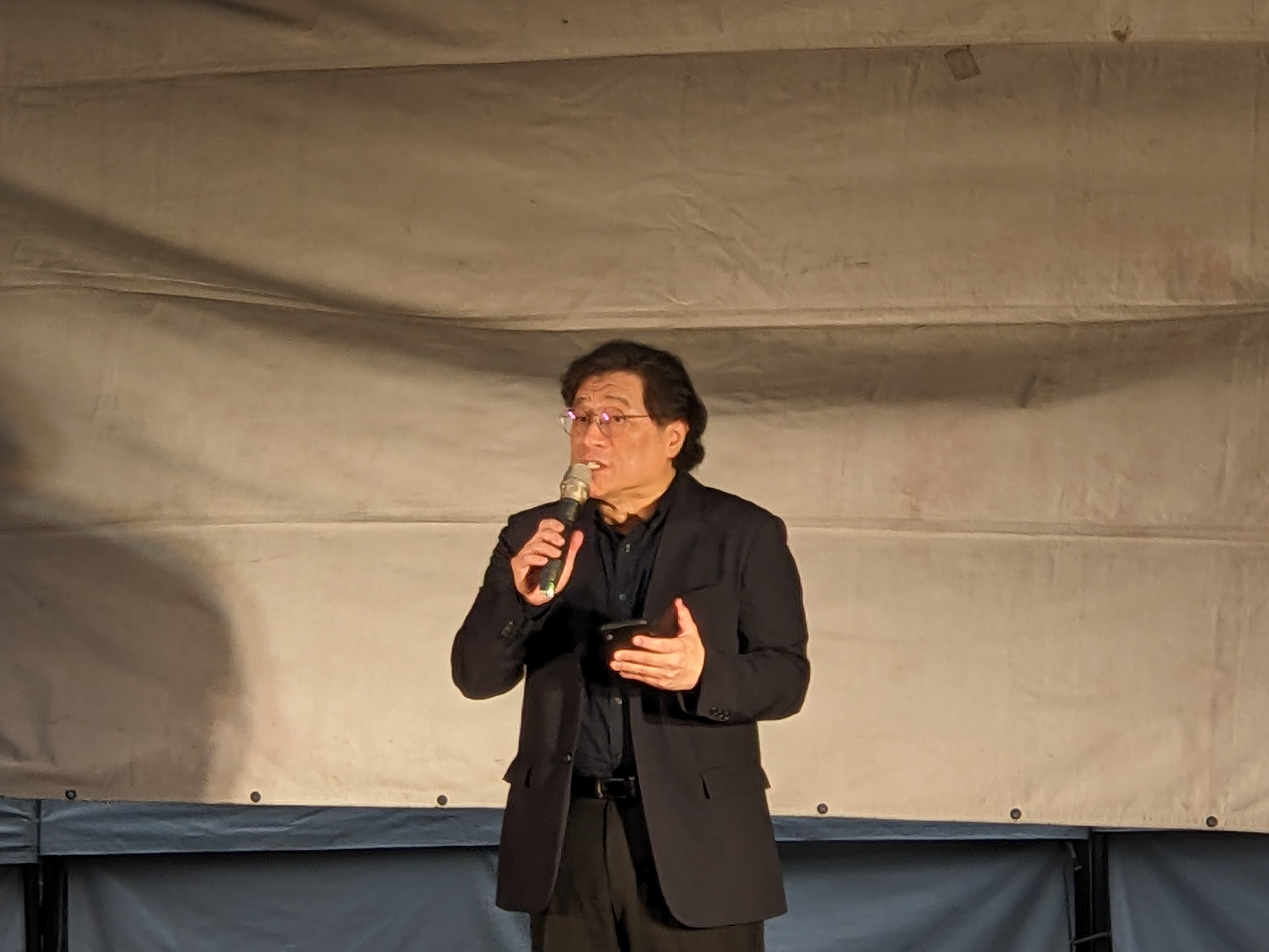 中研院台灣史研究所副研究員吳叡人28日到立法院場外聲援抗議群眾，晚間6時左右上台短講。(陳念宜 攝)