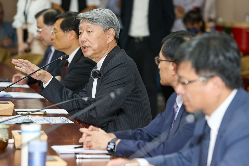 經濟部長郭智輝（右3）30日拋出赴日本九州設半導體工業區或園區的想法。(圖：中央社)