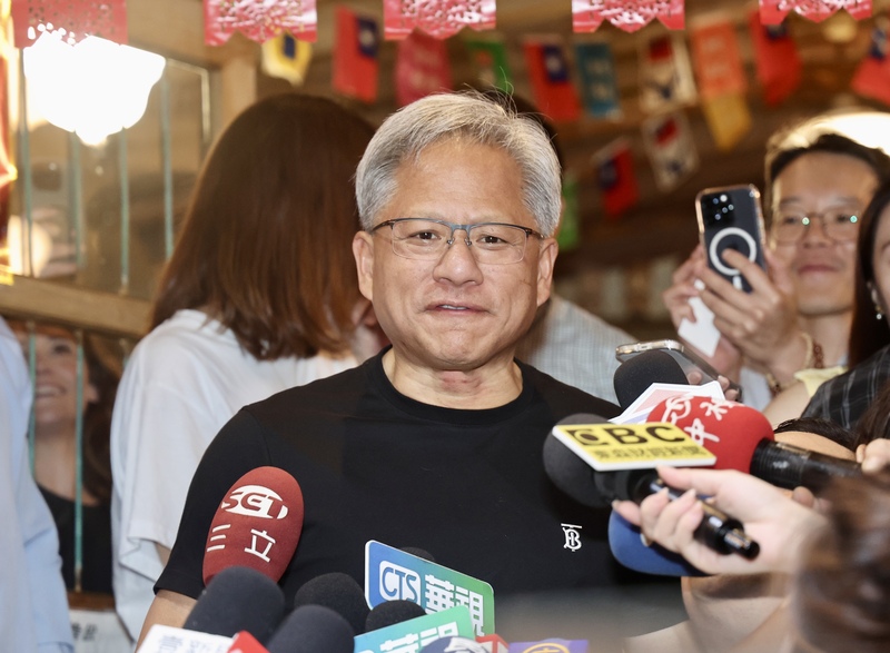輝達(NVIDIA)執行長黃仁勳(中)每次來台都掀起旋風，造訪夜市美食更是他的必備行程。(圖：中央社)