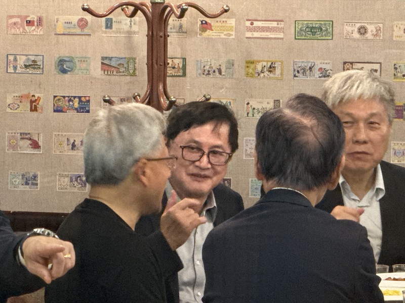 輝達執行長黃仁勳30日晚間在台北古早味餐廳宴請供應商，和碩董事長童子賢（左2）受邀出席，坐在黃仁勳（左1）旁交流產業心得。 (圖：中央社)