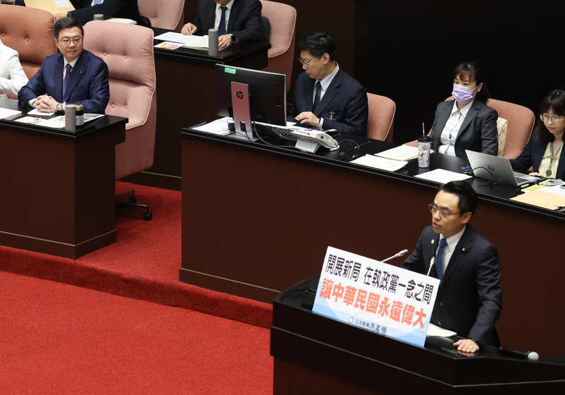 行政院長卓榮泰(左)31日赴立法院進行施政方針報告並備詢，前右為國民黨立委洪孟楷。(圖：中央社)