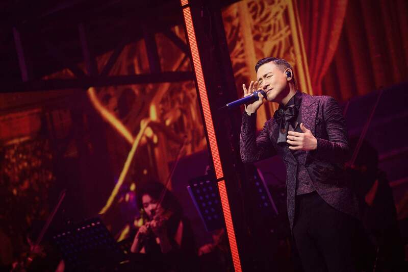 歌神張學友（右）14日晚間在台北小巨蛋舉辦「張學友60+巡迴演唱會」，因感染RSV後復唱首夜，自責染病向歌迷深深鞠躬。（JDS提供） (圖：中央社)