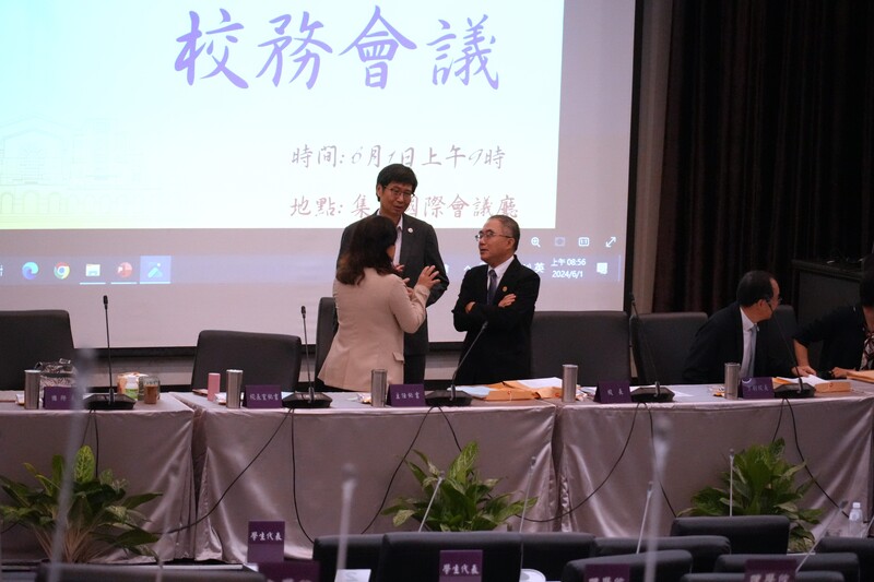 輝達（NVIDIA）執行長黃仁勳2日將參與COMPUTEX活動，在台大體育館主題演講。台大校長陳文章（右2）1日在校務會議中透露，許多學生寫信給他盼協助入場，但台大非主辦單位，只是出租場地，並提供直播資訊給學生參考。(圖：中央社)