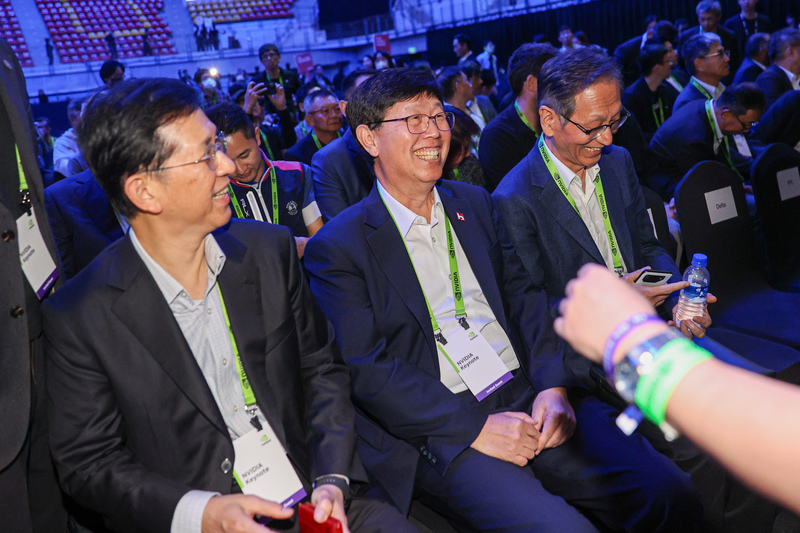 搶在2024台北國際電腦展（COMPUTEX）登場前，輝達（NVIDIA）執行長黃仁勳2日晚間在台大體育館進行主題演講，鴻海董事長劉揚偉（前中）等人到場聆聽。中央社記者鄭清元攝  113年6月2日 (圖：中央社)