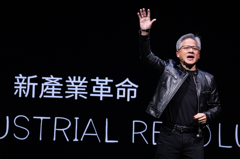 輝達（NVIDIA）執行長黃仁勳2日晚間在台大體育館發表演講。 (圖：中央社)