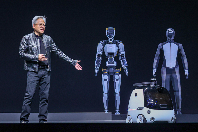輝達（NVIDIA）執行長黃仁勳2024年6月2日在台大體育館發表主題演講，會中介紹NVIDIA Omniverse開發平台，機器人可以學習如何成為機器人。(資料照片/中央社)