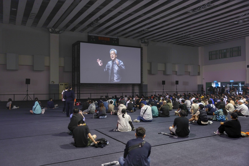 輝達（NVIDIA）執行長黃仁勳2日在台大體育館發表主題演講，概述AI生態系統的下一步發展，場外一樓也聚集不少學生觀看直播。 (圖：中央社)
