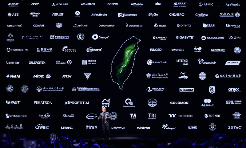 輝達（NVIDIA）執行長黃仁勳2日在台大體育館發表主題演講，黃仁勳在演講中秀出台灣地圖及輝達供應鏈合作廠商，表示台灣是輝達非常珍貴夥伴的集中地，輝達一切都從這裡開始。 (圖：中央社)