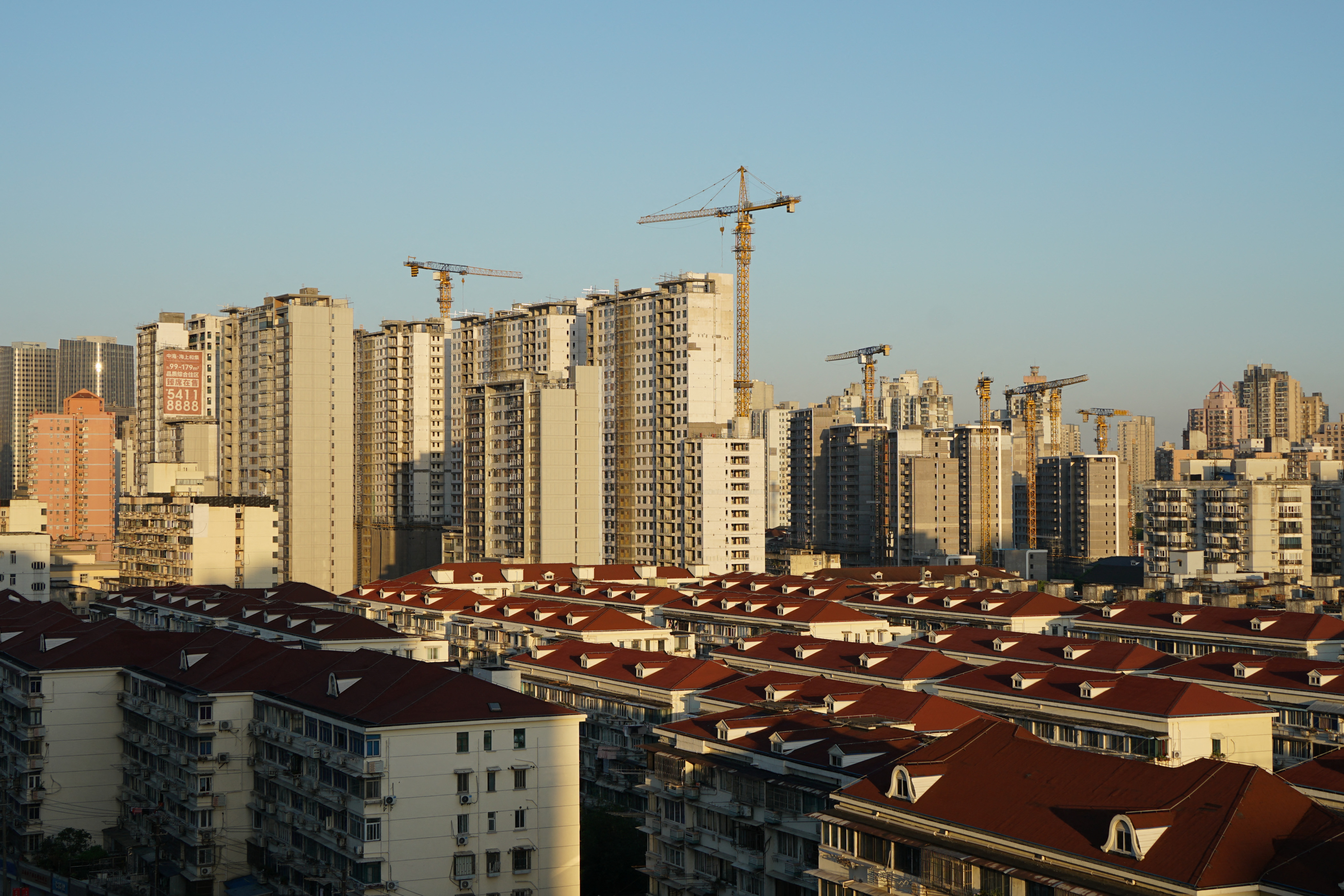 圖為上海住宅建築群。(AFP)