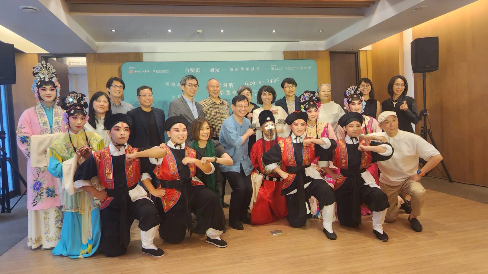 台積電文教基金會攜手國光劇團發起「戲曲傳承計畫」，獲得清華大學與東海大學支持，以京劇經典劇目《春草闖堂》為本，在兩校開設3年的京劇藝術賞析與表演實作課程。(江昭倫 攝)