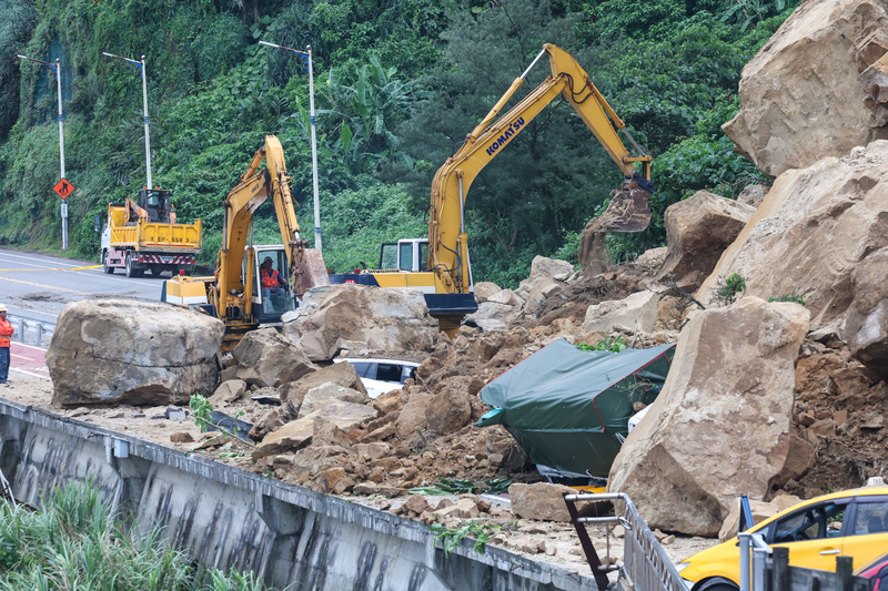 基隆潮境公園路口（台2線70K）處3日下午突然崩塌，共計2人輕傷送醫，受到波及的9台車輛人員都已經脫困。 (圖：中央社)
