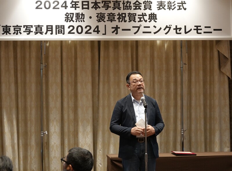 台灣資深攝影家沈昭良出席2024年日本寫真協會獎頒獎典禮獲頒國際獎。他發表得獎感言時說：「這個獎項除了是對他個人的鼓勵，也是對於餵養我的文化母土–台灣，最大的支持和肯定。」 (圖：中央社)