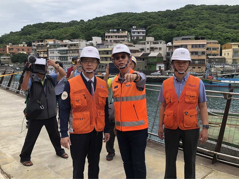 台2線70公里處基隆市平浪橋通往潮境公園入口處旁山壁3日崩塌，造成交通中斷，交通部長李孟諺(前左)4日上午前往現場勘查。(圖：中央社)