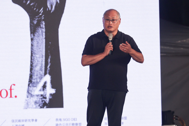 六四天安門事件35週年，華人民主書院協會等公民團體4日晚間在中正紀念堂前廣場舉行悼念活動，台灣非政府組織（NGO）工作者李明哲（圖）上台發表短講。中央社記者裴禛攝  113年6月4日 (圖：中央社)